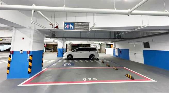 沙鹿區沙田立體停車場婦幼停車格，前有柱子、後有車擋，引起民眾抱怨進退維谷。（擷取自臉書「沙鹿之美」）)