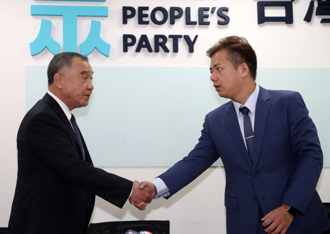 國防部長邱國正（左）28日拜會民眾黨立法院黨團，說明「兵役延長一年」案，並與黨團總召邱臣遠（右）交換意見。（劉宗龍攝）