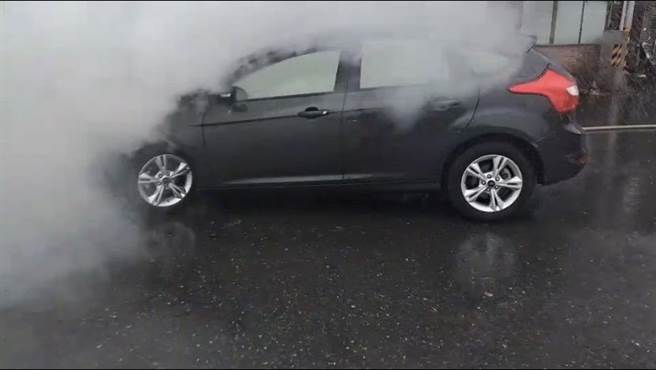 宜兰县罗东镇今（28日）下午2时许，发生一起火烧车事故，1名男子驾驶自小客车于大同路停等红绿灯时，引擎盖突然冒烟烧起来。（民眾提供／吴佩蓉宜兰传真）