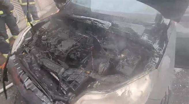 宜兰县罗东镇今（28日）下午2时许，发生一起火烧车事故，引擎盖突然冒烟烧起来。（民眾提供／吴佩蓉宜兰传真）