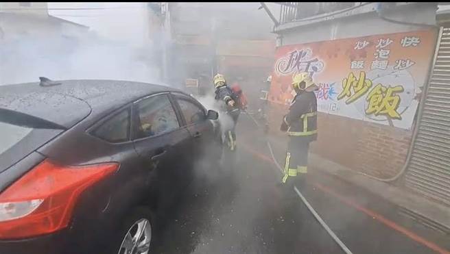 罗东分队人车前往布线抢救，无人员受困及受伤，火势于2时29分扑灭。（民眾提供／吴佩蓉宜兰传真）