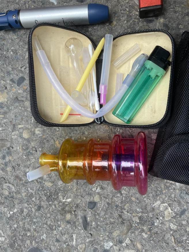 桃园警察分局埔子派出所员警执行交通违规取缔勤务时，发现一名男子行为怪异，盘查发现身上有毒品。（翻摄照片）