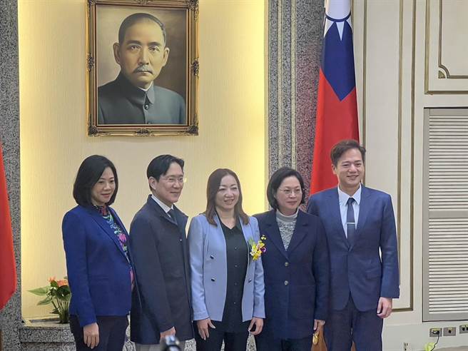 民眾黨立委高虹安因當選新竹市長而辭去立委一職，後由立法院黨團主任陳琬惠遞補，她28日上午完成宣誓，正式成為第10屆民眾黨不分區立委。（黃婉婷攝）