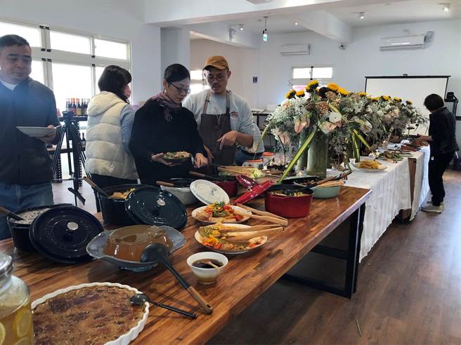 云林县小农藉由「飞雀餐桌行动」，推广水林乡地瓜与黑豆。（张朝欣摄）