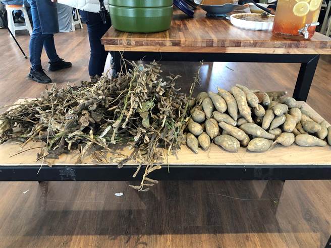 云林县「飞雀餐桌行动」，以水林乡地瓜与黑豆为料理主轴。（张朝欣摄）