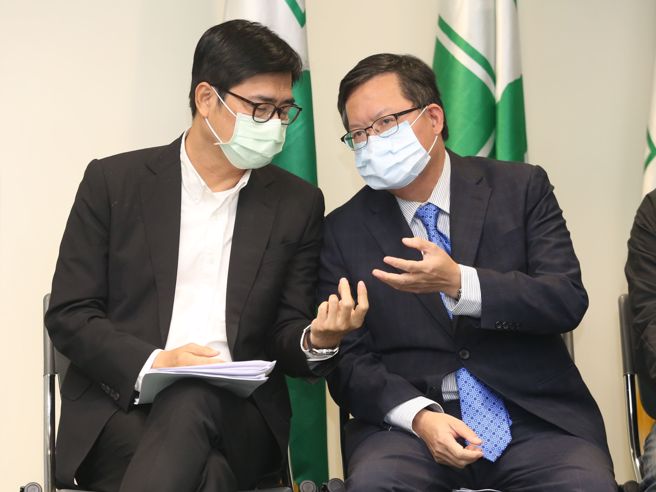 民進黨28日在中常會結束後，代理主席陳其邁和檢討小組召集人鄭文燦向外界說明選後檢討報告內容。（杜宜諳攝）