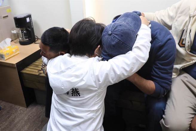 死者父亲崩溃地说，妻子与死者姊姊已过世，家中剩2个孩子，儿子与媳妇因健康状况无法工作，全家只能指望小女儿。（台中市府提供）