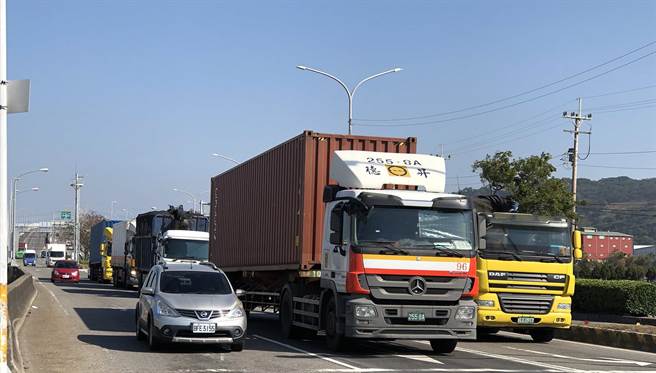 国道4号约从1O层楼高度下坡到平面道路，马上就有红绿灯，很多拖车及大货车煞车不及，威胁到用路人生命安全。(陈世宗摄)