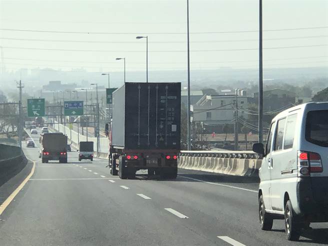 国道四号下午太阳由西往东直射，造成东往西驾驶视线不良。(陈世宗摄)