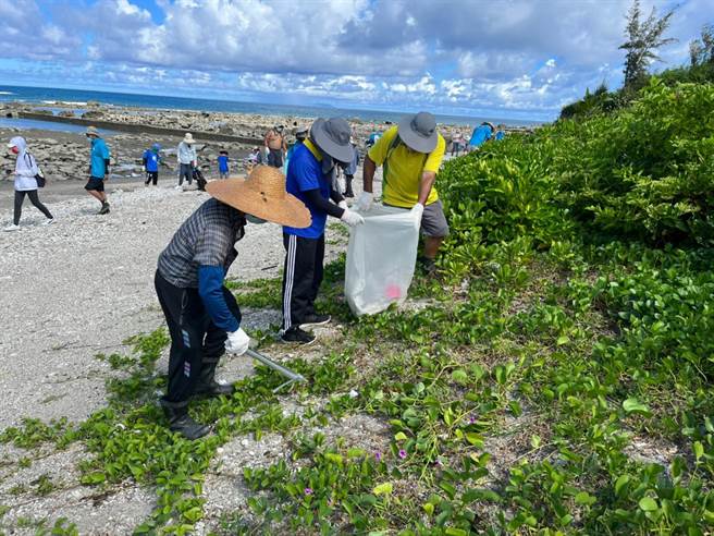 台东县水环境巡守队成立近20年，环保局感谢队员们的付出。（台东县政府提供）