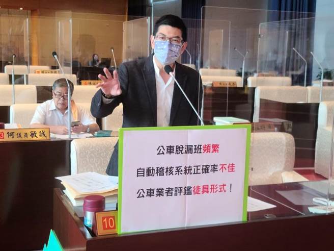 台中市議員周永鴻要求台中市政府交通局檢討公車評鑑制度，不要粉飾太平。（周永鴻提供／張亦惠台中傳真）