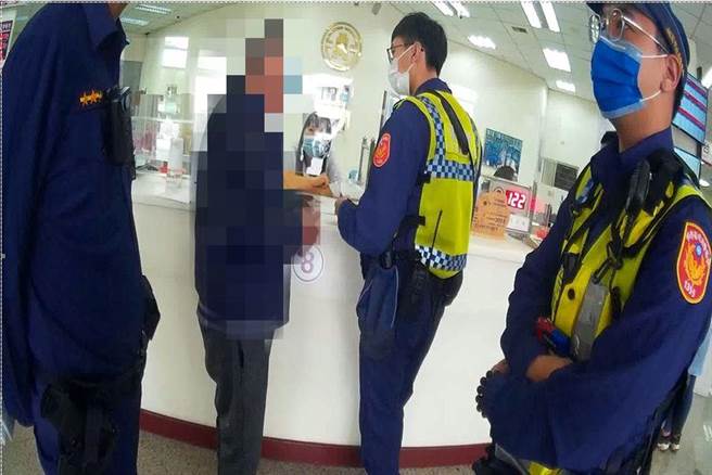 8旬老翁要銀行匯款640萬元，員警及行員察覺有異，即時阻詐。（保七提供／陳淑芬台中傳真）