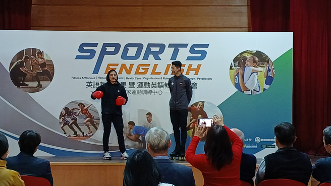 陳念琴（左）、陳毅帆（右）上台展現流利英語對話。（陳筱琳攝）