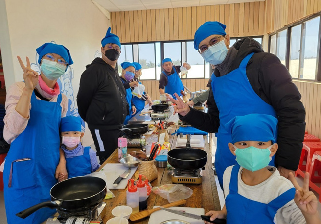 水月休閒農業發展協會推出親子農漁村廚房，帶領親子體驗下廚樂趣。(圖／勞動力發展署桃竹苗分署)

