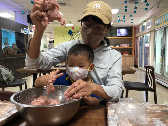 桃園新屋海洋客家休閒農業發展協會手作魚丸DIY，讓大小朋友體驗傳統海客文化生活。(圖／勞動力發展署桃竹苗分署)

