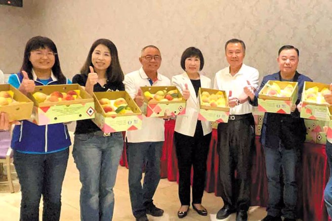 议长邱奕胜和议员们一起推销桃园特产「拉拉山水蜜桃」。(图／桃园市议会)
