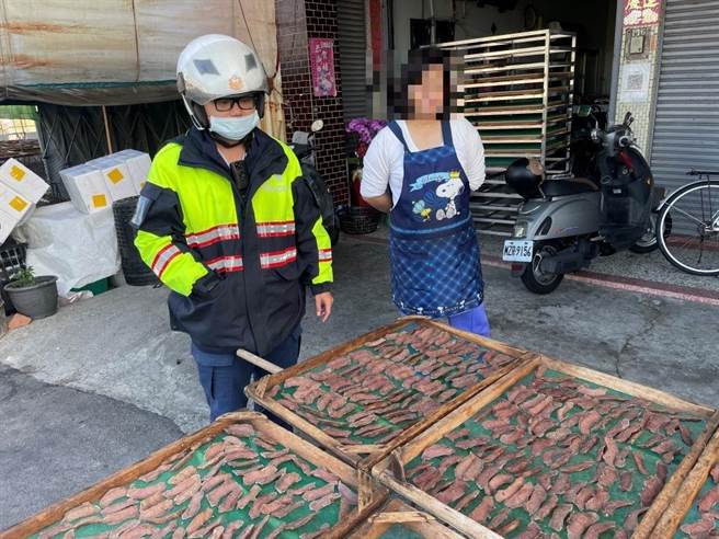 湖内茄萣警方安排巡逻乌金的勤务，图为业者晒乌鱼腱。（翻摄照片／林瑞益高雄传真）