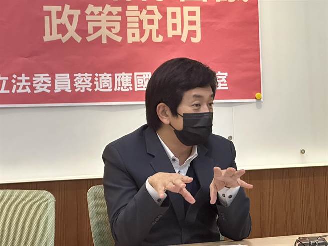 立法委员蔡适应28日举行国道客运9026路线说明会，并明确传达通勤民眾诉求给公路总局，且协助基隆市交通处与公路总局建立沟通管道。（蔡适应服务处提供／张志康基隆传真）