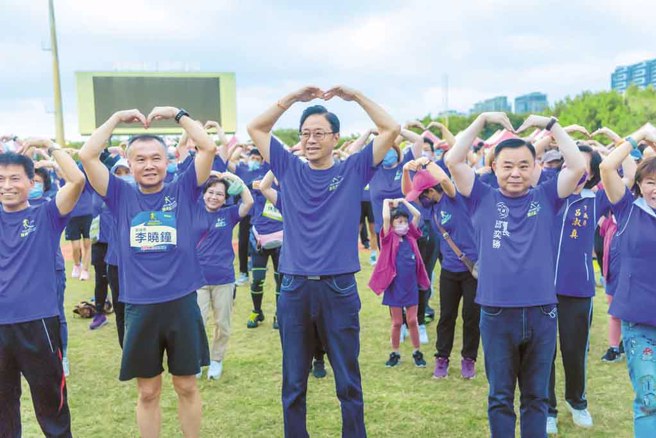 桃园市议会议长邱奕胜（右）、副议长李晓钟（左）、市长张善政（中）。(图／桃园市议会)

