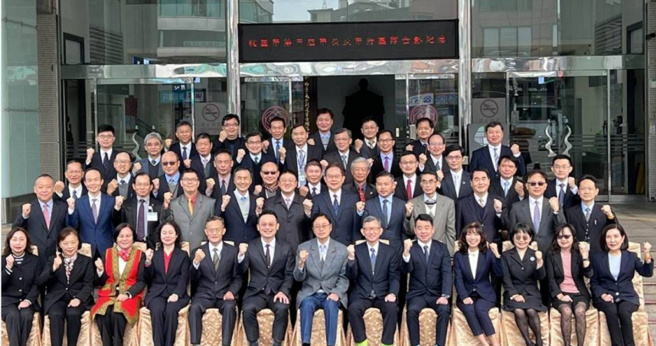 外传前桃园市长郑文灿在卸任前把，将市府机要缺「卡好卡满」，桃园市长张善政则表示，「机要缺」确是市府团队在调度时的重要考虑，会尽量在可调度的缺额范围内，尽量发挥极大化的功能。图为张善政今日与小内阁在市府前大合照。（图／报系资料照）