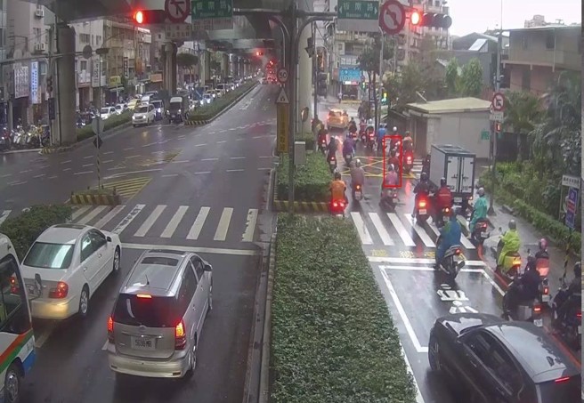 新北中和靠近雙和醫院的一處馬路設置測速照相機，日前因有值勤救護車要從車陣後方通過，先後共17輛車往前開讓出路，沒想到駕駛卻陸續收到闖紅燈罰單。（翻攝自臉書「我是中和人」）