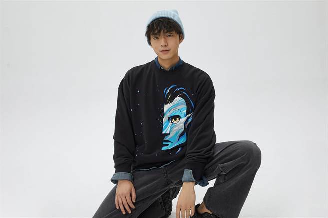 GAP与阿凡达合作系列服装，整体运用深蓝色调带出神秘色彩，联名Logo休閒上衣官网价1399元。（GAP提供）