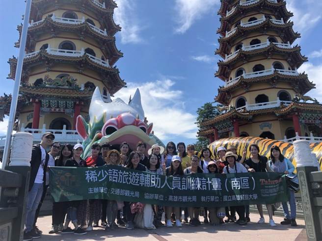 高餐曾办理「稀少语旅游辅助人员训练班」，带学员实地走访龙虎塔。（柯宗纬翻摄）