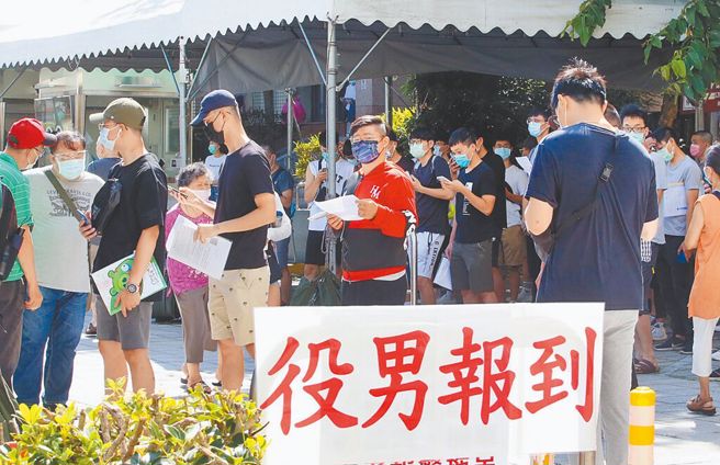 赵少康反对义务役恢復为1年，称国民党执政就会改回来。国防部长邱国正表示，人有理想总是好的，但能否成真，他真的不知道。(资料照片)
