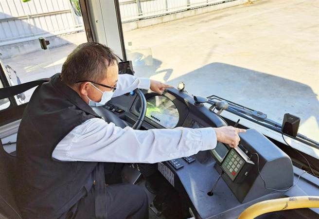 台中市目前仅中台湾客运16辆电动公车，装置有「先进驾驶辅助系统」，可侦测车前人、车提早警示，确保行车安全。(陈世宗摄)