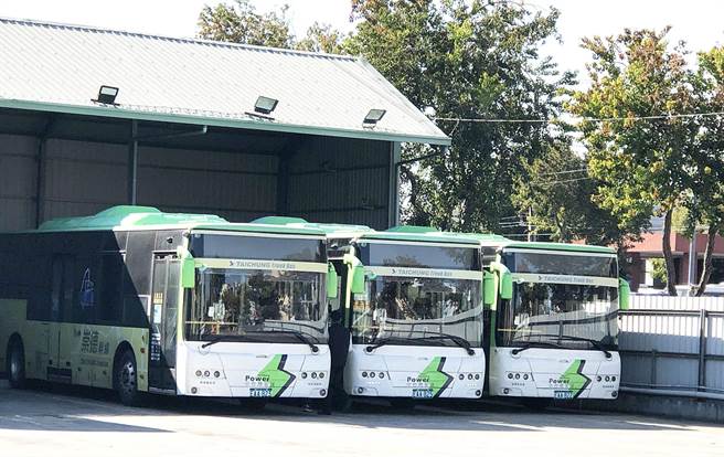 台中市目前仅中台湾客运16辆电动公车安装上路，有效减少驾驶行车中的人为失误。(陈世宗摄)