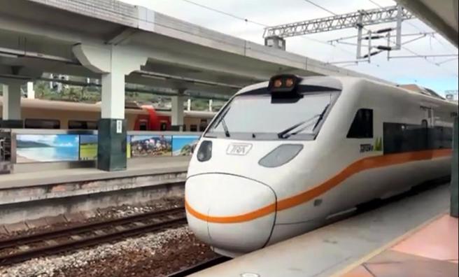  因9月间2次强震中断的台铁花莲玉里至富里段，28日正式恢復通车，402次太鲁阁号上午准时从台北开到台东火车站。（图/ 中央社）
