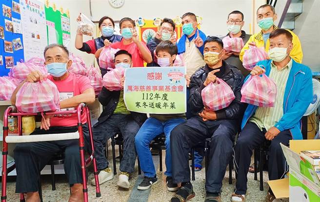 万海慈善基金会携手台东紫萱草关怀协会，送40份年菜给身心障碍等弱势户。（民眾提供）