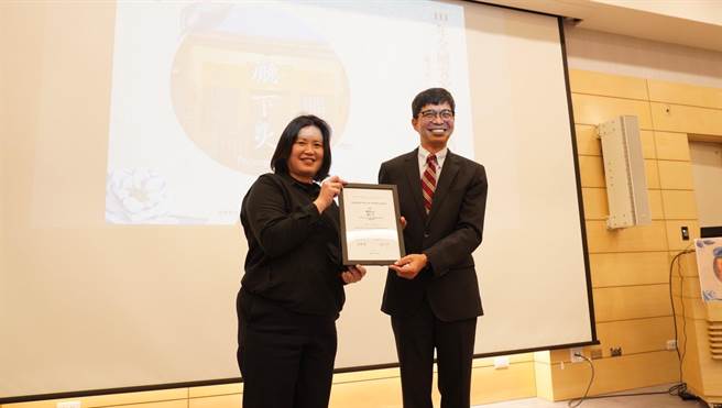 郑慧玲导演(左)将《厅下火》纪录片入围111年第29 届「臺湾国际女性影展」臺湾竞赛奖入围证书赠与客发中心。（客家委员会客家文化发展中心提供／李京升苗栗传真）