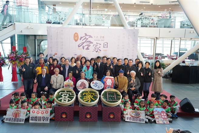 111年12月28日「111年全国客家日暨112年春来迎客记者会」大合照。（客家委员会客家文化发展中心提供／李京升苗栗传真）