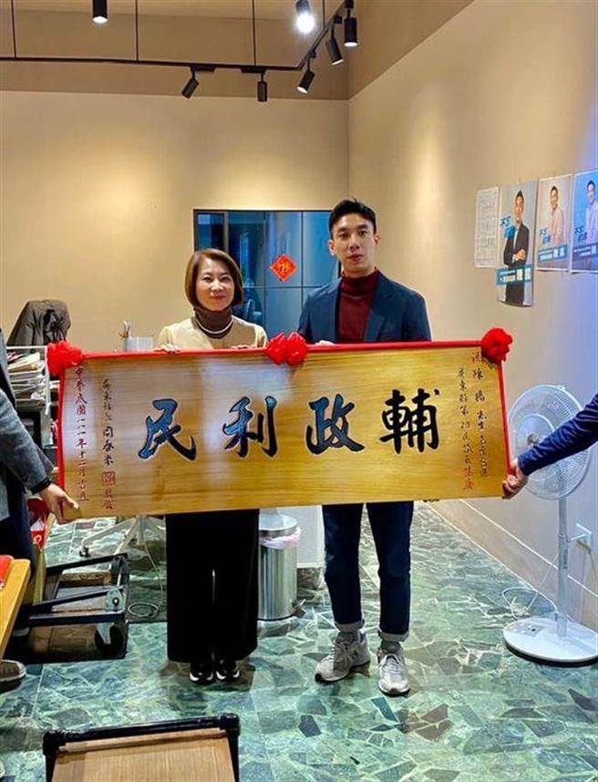 屏东县议员陈扬(右)对于屏东县长周春米送匾额时快闪，神情明显不悦。(摘自陈扬脸书)