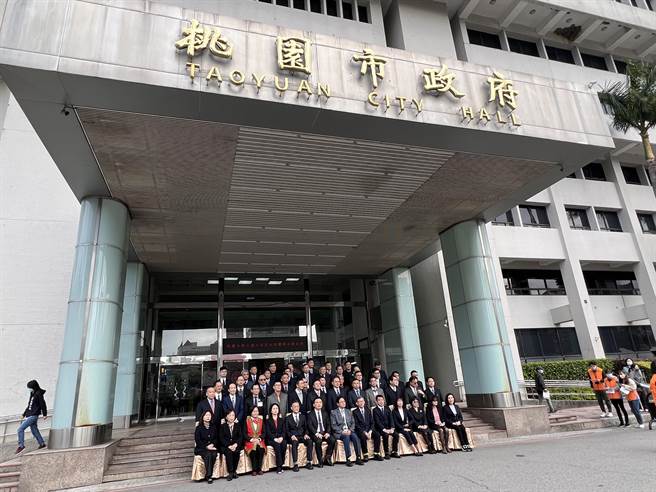 张善政一早先跟小内阁在市府前大合照。(蔡依珍摄)