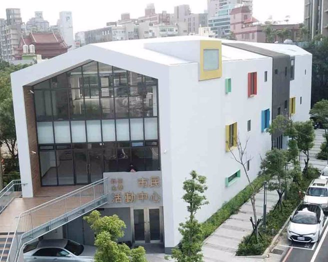 新街金华市民活动中心外观极具特色，内部公共空间办各种活动及艺文展览。(图／桃园市政府提供)