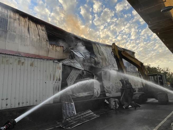 上百坪鐵皮工廠陷入火海。（民眾提供／李京昇苗栗傳真）