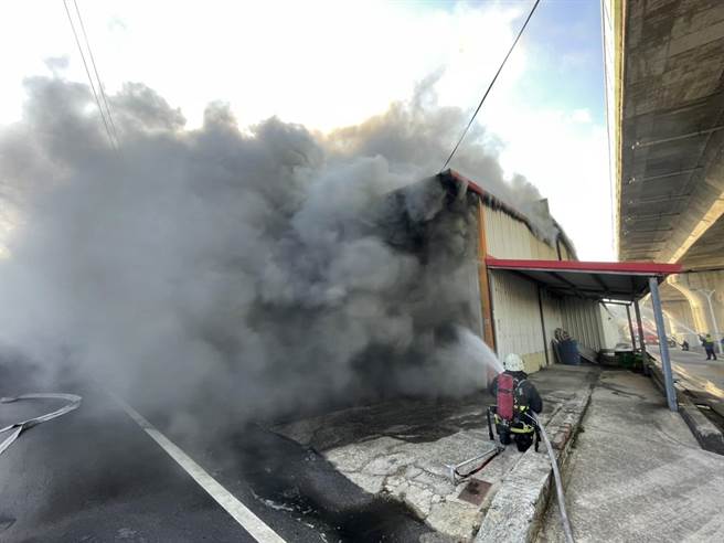 現場濃煙密布。（民眾提供／李京昇苗栗傳真）