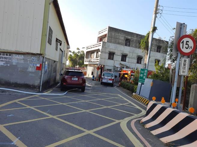 因工廠鄰近平交道，因此警消人員暫時封閉。（民眾提供／李京昇苗栗傳真）