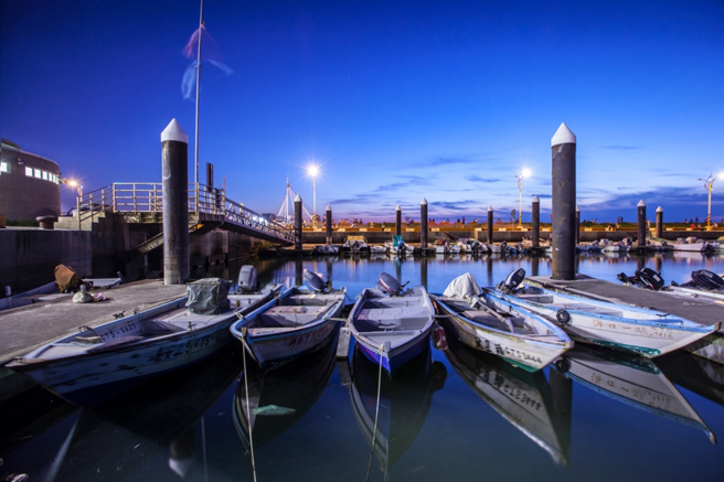 桃园市竹围渔港为北部三大渔港之一，近年自传统渔港转型成观光码头，大啖海鲜与绝美景色一次满足。(图／桃园区渔会)

