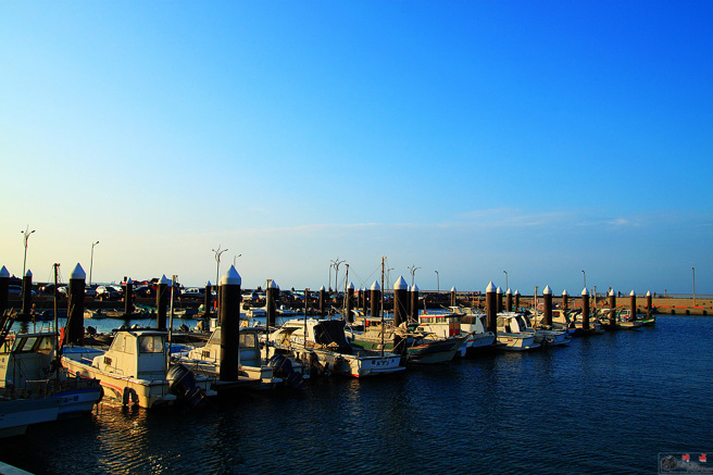 傍晚时分，夕阳映照在竹围渔港的船只与海面上相当美丽。(图／桃园区渔会)

