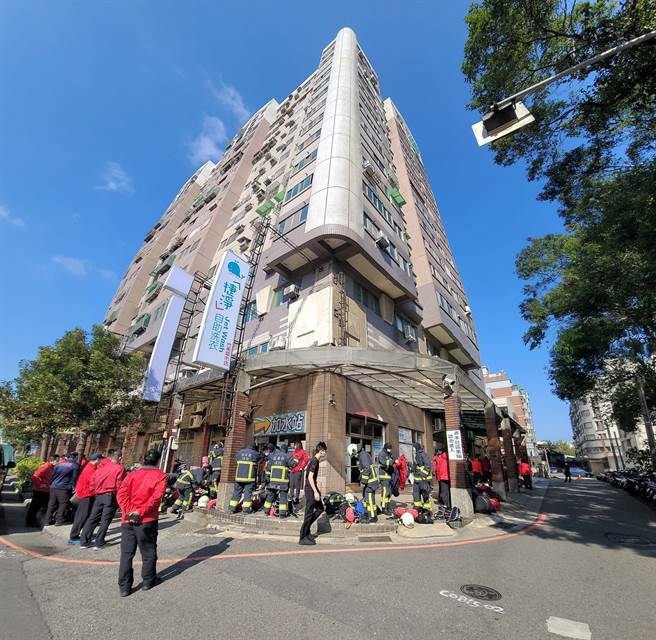 苗栗县消防局第2、3大队28日在竹南镇环市路举行大楼火警联合训练。（消防局第2大队提供／谢明俊苗栗传真）