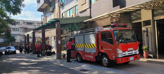 苗栗县消防局第2、3大队28日在竹南镇环市路举行大楼火警联合训练。（消防局第2大队提供／谢明俊苗栗传真）