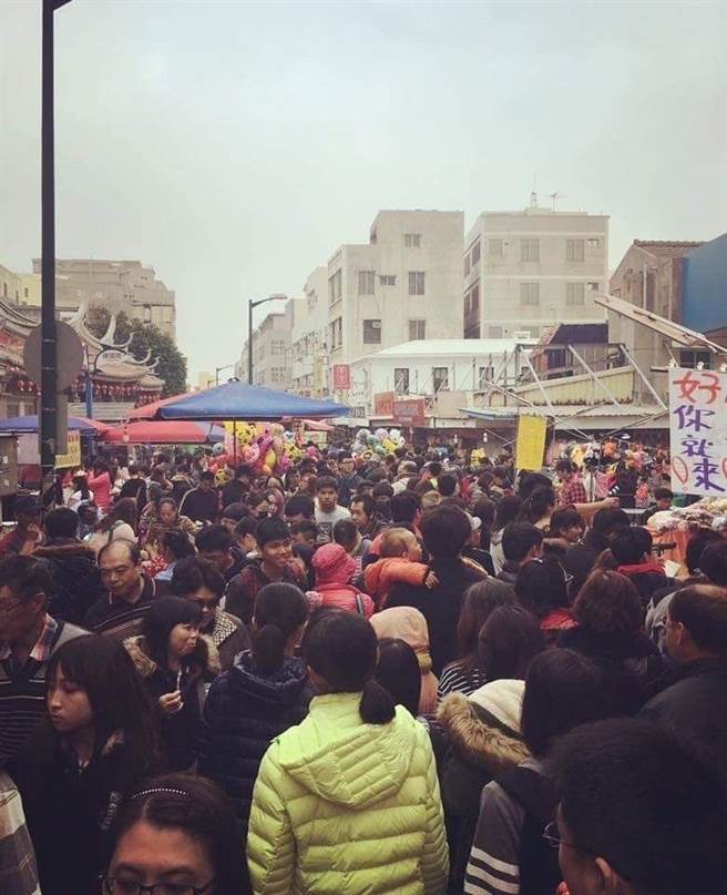 城隍庙过年一条街范围从中正路至民权路的光明路段，是澎湖每年春节最热闹的地方，但因受新冠肺炎疫情影响停办两年，今年商家相当期待能重瓣。（澎湖县政府提供）