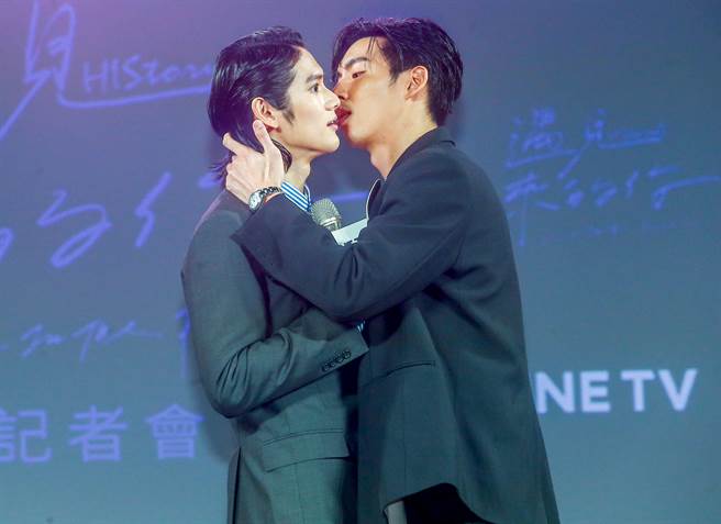 王肇纬（右）、张硕航重现接吻画面，台下粉丝惊喜尖叫。（粘耿豪摄）