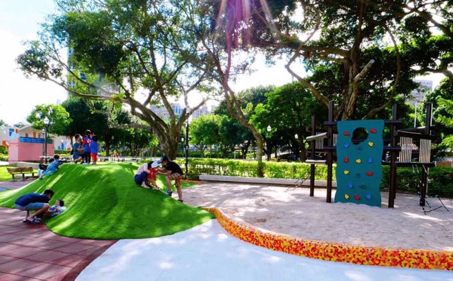 「保安城堡」的沙坑區有可以盡情奔跑放電的遊戲草坡及豐富高度和變化性的攀爬架。(圖／永和區公所提供)

