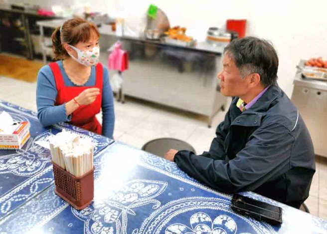 林口里苏夏宗里长协助媒合便当店业者加入幸福便当店计画。(图／林口区公所)

