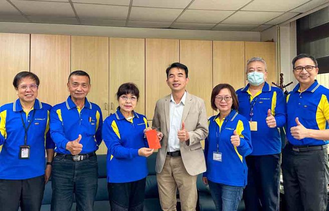 林口区调解委员会的黄吴宝銮委员（左三）与丈夫黄苍贤以及亲友邵吴含笑、黄谢素莲、黄国华；张文聪委员（右一）引介萧宽仁，多人一同支持这个计画，让幸福便当店能够稳定运作。
(图／林口区公所)

