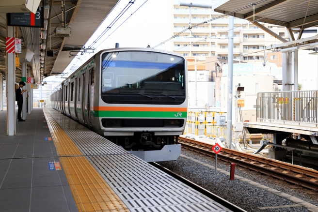 JR埼玉縣北戶田站今白天傳出有民眾跳下月台，一名37歲母親疑似失業，帶著分別8歲和6歲的男童欲尋短，遭迎面而來的列車撞上。(示意圖／shutterstock)